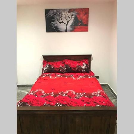 Bright, Stylish Studio Flat With Sky Sports Earley Kültér fotó
