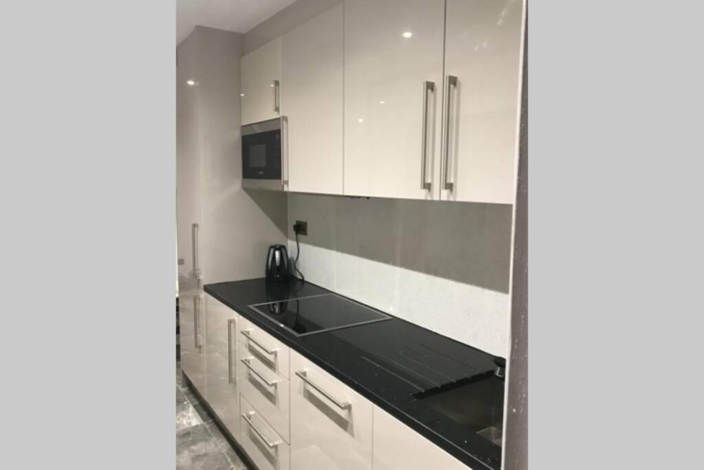 Bright, Stylish Studio Flat With Sky Sports Earley Kültér fotó