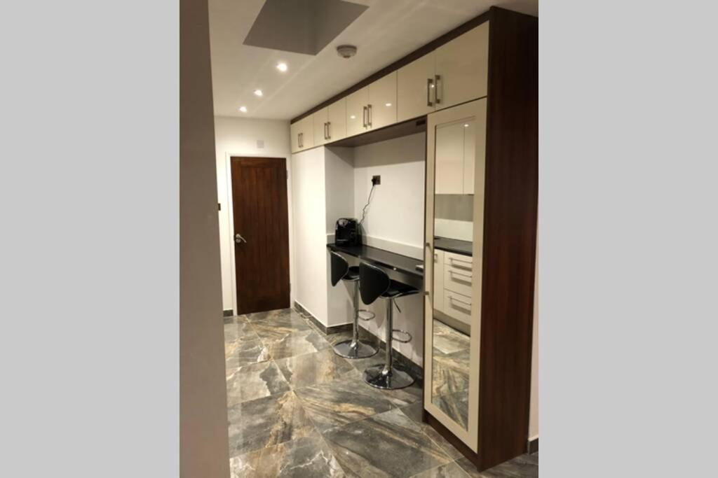 Bright, Stylish Studio Flat With Sky Sports Earley Kültér fotó