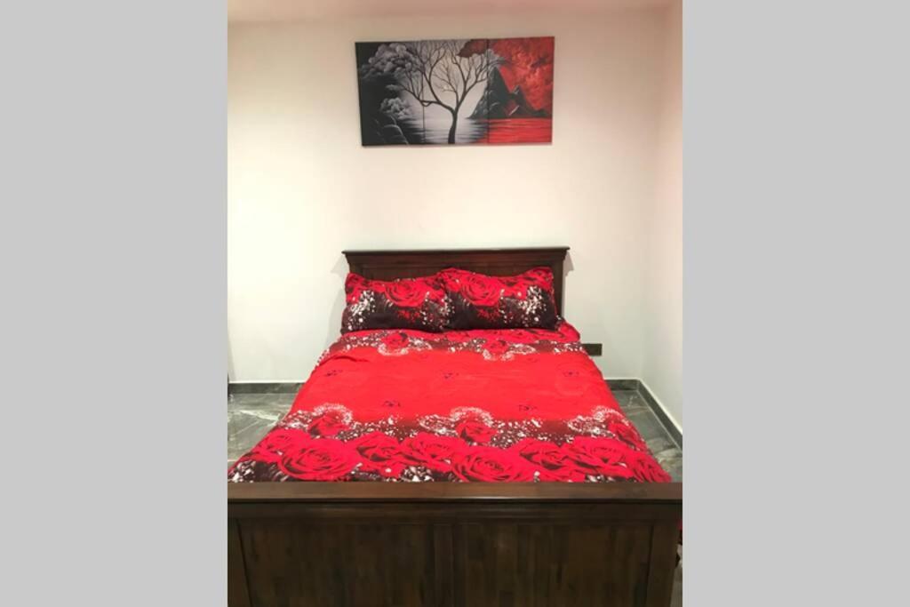 Bright, Stylish Studio Flat With Sky Sports Earley Kültér fotó
