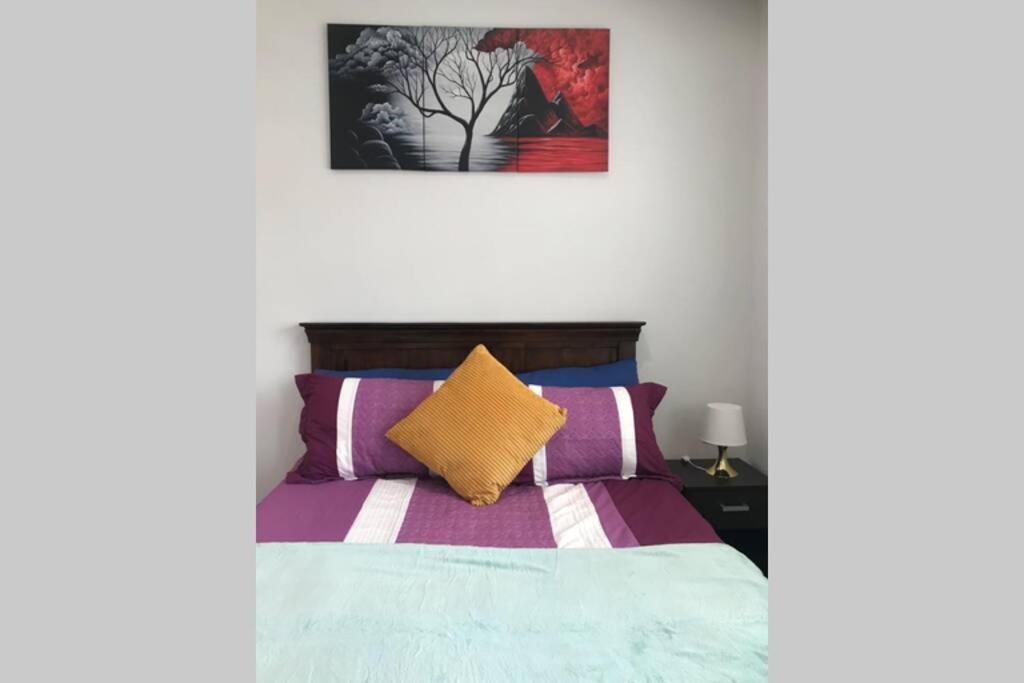 Bright, Stylish Studio Flat With Sky Sports Earley Kültér fotó